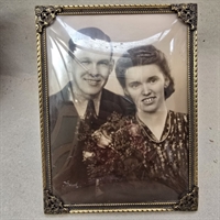 rektangulaer-messing-fotoramme-flotte-hjoerner-buet-glas-gammel-billedramme-foto-brudepar